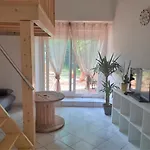 Rez De Chaussee Avec Terrasse Et Jardin *