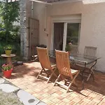 Rez De Chaussee Avec Terrasse Et Jardin דירה