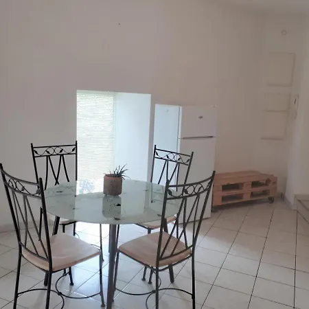 דירה Rez De Chaussee Avec Terrasse Et Jardin Tence